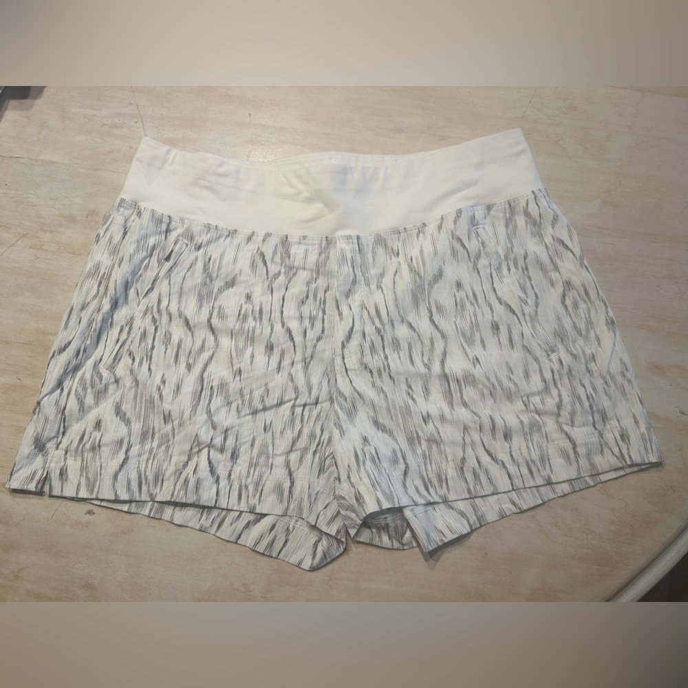 Athleta Gray and White Patterned Shorts